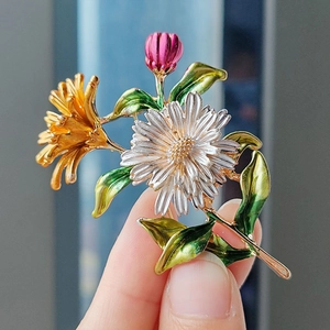 Colorful floral daisy brooch with white petals, yellow flower and green leaves for women