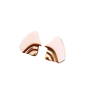 Boucles d'oreilles géométriques en résine dorée au design rétro minimaliste sur fond blanc