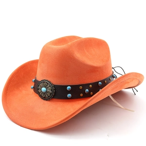 Détail d'un chapeau de cowboy orange en daim avec ruban de perles turquoise et badge vintage