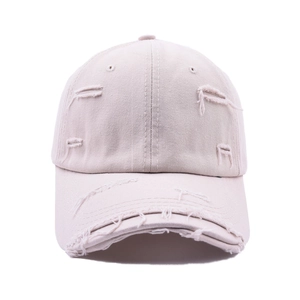 Détails de l'usure et du tissu vieilli sur une casquette de baseball vintage rose clair