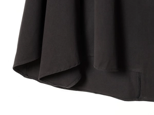 Detailaufnahme des strukturierten Köpergewebes und der hochwertigen Saumnähte am Kleid