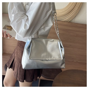 Grand sac fourre-tout argenté métallisé avec bandoulière chaîne et texture plissée chic