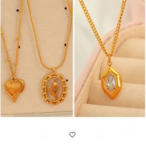 Détail de colliers plaqués or avec pendentifs tulipe et cœur dans un coffret