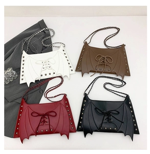 Sac bandoulière style punk avec ailes de chauve-souris, chaîne en métal et laçage.