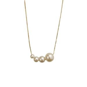 Collier minimaliste plaqué or avec quatre perles dégradées sur une chaîne fine