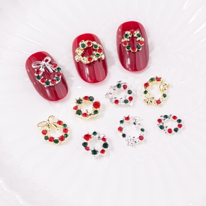 Breloques d'ongles de Noël avec couronnes festives et nœuds en finitions or et argent