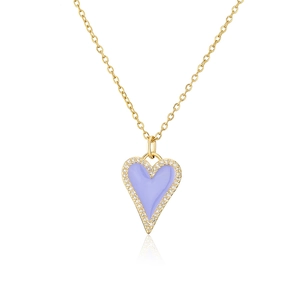 Collana con ciondolo a cuore dorato con smalto viola e zirconi su sfondo bianco