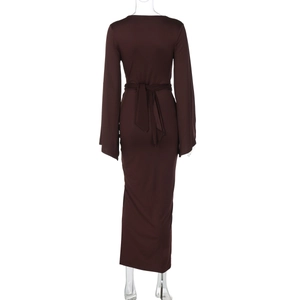 Détail du dos de la robe longue tricotée marron foncé avec ceinture à la taille
