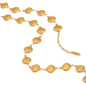 Collier élégant en acier inoxydable plaqué or 18 carats avec maillons coquillages