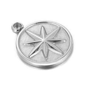 Vue macro d'un pendentif étoile en acier inoxydable argenté avec détail d'étoile gaufré