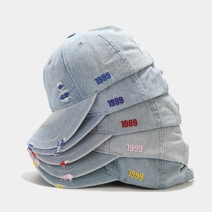 Casquettes de baseball en jean délavé avec broderie 1999 et détails usés de style vintage