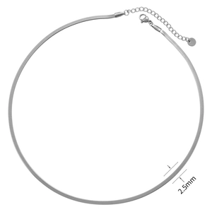 Detalle de cadena de serpiente plana de 2,5 mm en acero inoxidable plateado con cierre