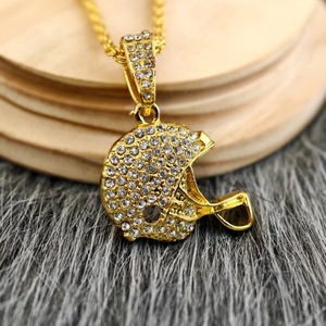 Collier avec pendentif casque de football américain doré et cristaux brillants hip hop