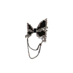 Broche papillon plissée noire avec finition métal liquide argenté et pampilles à chaînes