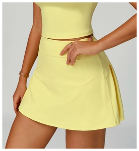 Vue détaillée d'une jupe de tennis plissée jaune citron à taille haute avec poches
