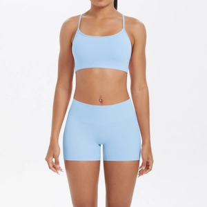 Ensemble de yoga bleu clair deux pièces avec brassière sport et short taille haute