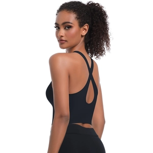 Détail du soutien-gorge de yoga dos croisé avec découpe goutte et tissu noir élastique