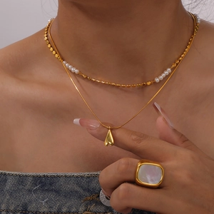 Collier doré multi-rangs avec perles d'eau douce, pendentif cœur et bague en nacre