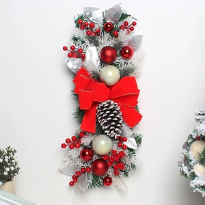 Weihnachtstürkranz mit roter Schleife, Zapfen, Beeren und beflockten Tannennadeln