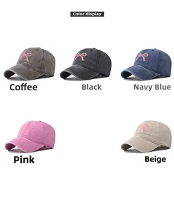 Dettaglio dei cappellini in cotone lavato nei colori marrone, nero, blu navy, rosa e beige