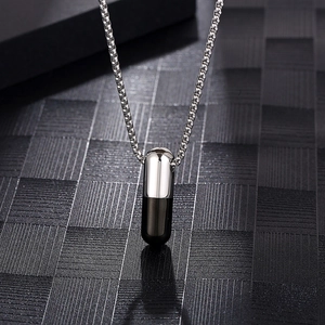Collier pendentif capsule rétro en acier titane noir et argent pour un style streetwear