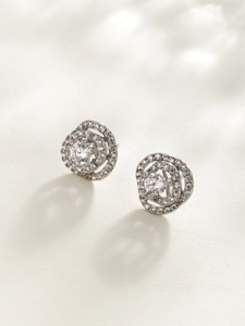 Dettaglio macro di orecchini a lobo rosa argento con inserti in zirconia scintillante