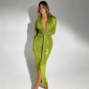 Détail du décolleté en V profond et de la taille froncée sur cette robe moulante verte