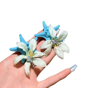 Zweiteiliges Set eleganter Haarspangen mit blauen Seesternen und Stofflilienblüten-Dekor