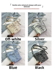 Détail de sacs seaux à lacets en crème, argent, bleu et noir avec bandoulières à œillets