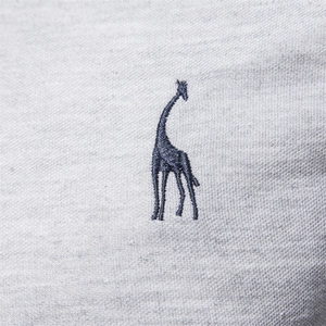 Détail de la broderie girafe bleue sur le polo en coton chiné gris clair pour hommes