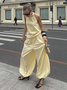 Ensemble deux pièces jaune clair pour femme avec haut dos nu et pantalon à cordon