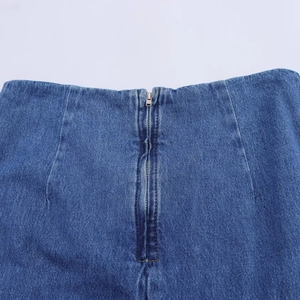 Detailansicht des Denim-Midiröcke mit Metallreißverschluss und dunkelblauem Jeansstoff