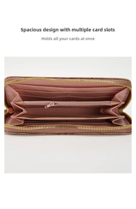 Vista interior de una billetera larga de piel de cocodrilo con múltiples ranuras para tarjetas