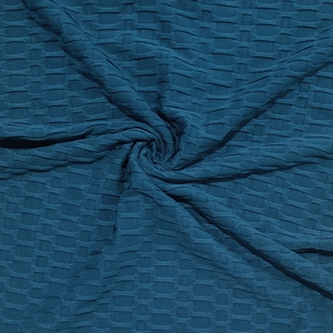 Vue macro du tissu tricoté bleu foncé avec texture 3D gaufrée et maille respirante