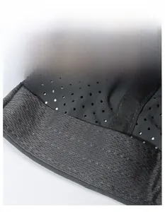 Détail d'un chapeau de soleil gris avec bandeau large et tissu en maille respirante