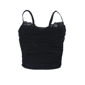 Vue détaillée du caraco en maille noire avec bordure en dentelle et volants superposés