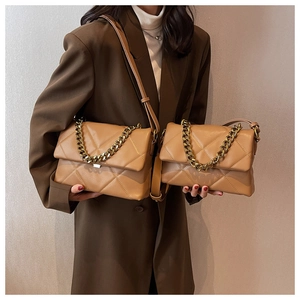 Comparaison de sacs portés épaule matelassés en cuir marron avec détails de chaîne dorée
