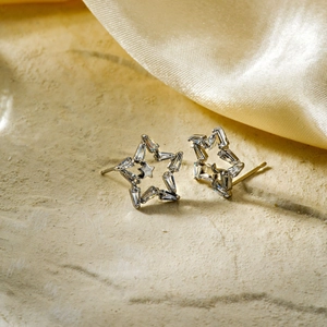 Élégantes boucles d'oreilles étoiles évidées en argent avec zircone sur soie et pierre