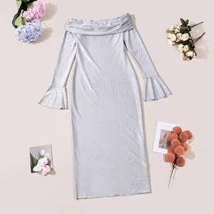 Détail de la robe à paillettes bleu argenté avec encolure bardot et manches cloche