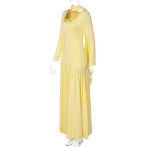 Détail de la robe maxi jaune clair avec vue latérale et ourlet plissé asymétrique