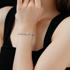 Gros plan du bracelet flocon de neige en argent avec zircons sur le poignet