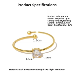 Details eines verstellbaren Rings mit 18K Vergoldung, runden Zirkonia und kleinen Perlen