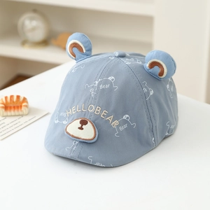 Dettaglio del berretto da neonato azzurro con orecchie d'orso e ricamo Hello Bear