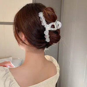 Pince à cheveux élégante en forme de coquillage irisé vue de dos sur coiffure