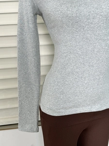 Dettaglio della maglietta slim fit in modal grigio chiaro con trama del tessuto fine