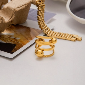 Detailansicht eines 18K vergoldeten mehrlagigen Spiralrings mit Kugelakzenten
