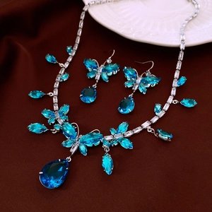 Detailansicht von Silberhalskette und Tropfenohrringen mit blauen und klaren Schmucksteinen