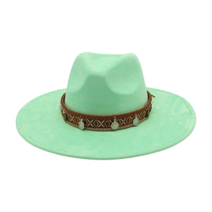 Détail d'un chapeau fedora vert menthe avec bande ethnique tissée et pendentifs en argent