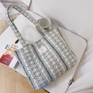 Gros plan détaillé du sac cabas en coton matelassé à fleurs avec étiquette française