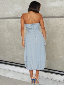Abito midi a fascia in denim celeste con cerniera posteriore e tasche cargo stile